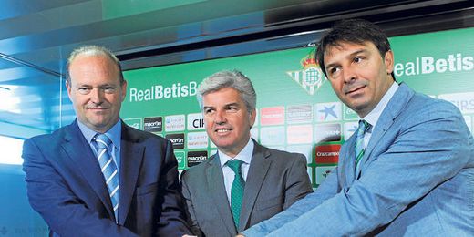 Pepe Mel, Miguel Guillén y Vlada Stosic estrechan sus manos después de oficializar en rueda de prensa la renovación del técnico verdiblanco hasta el 30 de junio de 2017. Pepe Mel, Miguel Guillén y Vlada Stosic estrechan sus manos después de oficializar en rueda de prensa la renovación del técnico verdiblanco hasta el 30 de junio de 2017.