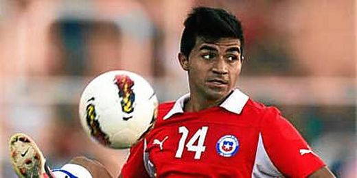 El jugador chileno intenta controlar un balón. El jugador chileno intenta controlar un balón.