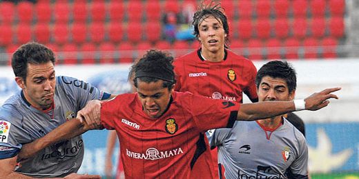 Tomás Pina (al fondo) observa un avance de Giovani dos Santos entre los osasunistas Lolo y ´Gato´ Silva. Tomás Pina (al fondo) observa un avance de Giovani dos Santos entre los osasunistas Lolo y ´Gato´ Silva.