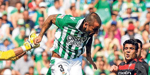 Mario despeja de cabeza un remate del Celta durante un partido de la pasada temporada. Mario despeja de cabeza un remate del Celta durante un partido de la pasada temporada.