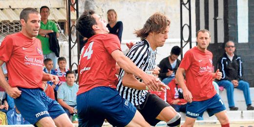 El centrocampista blanquinegro Paquito trata de zafarse de la presión de varios rivales olotenses en los ´play off´. El centrocampista blanquinegro Paquito trata de zafarse de la presión de varios rivales olotenses en los ´play off´.