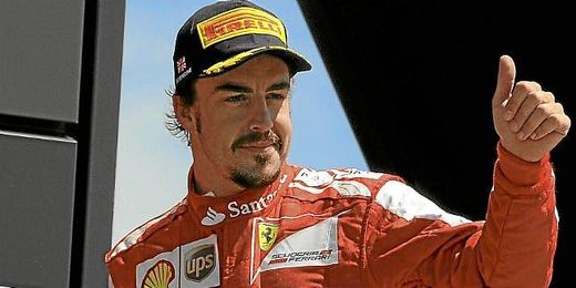 Alonso saluda a sus aficionados en Silverstone Alonso saluda a sus aficionados en Silverstone