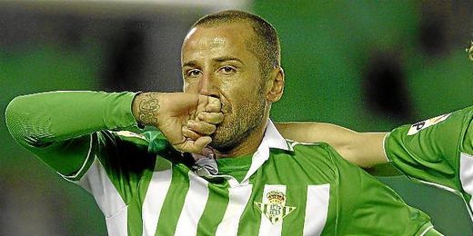 Mario celebra un gol con el Betis. Mario celebra un gol con el Betis.