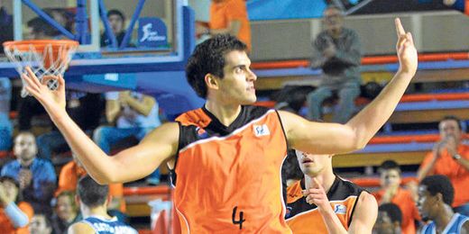 Leo Mainoldi celebra una canasta con la afición fuenlabreña. Leo Mainoldi celebra una canasta con la afición fuenlabreña.