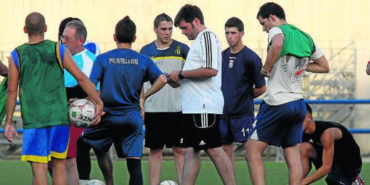 Juanma Prado, nuevo técnico del Triana, durante su etapa en el Cerro. Juanma Prado, nuevo técnico del Triana, durante su etapa en el Cerro.
