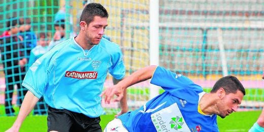 El delantero y máximo goleador de la Lebrijana Jesús (de pie), uno de los renovados para la 13/14. El delantero y máximo goleador de la Lebrijana Jesús (de pie), uno de los renovados para la 13/14.