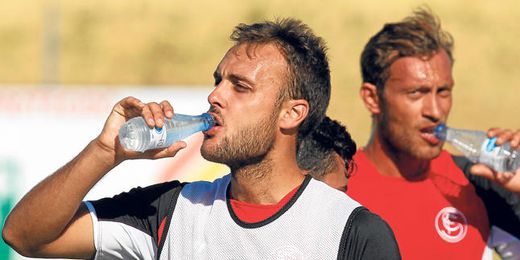 Cala, durante el entreno de ayer en la ciudad deportiva sevillista. Cala, durante el entreno de ayer en la ciudad deportiva sevillista.