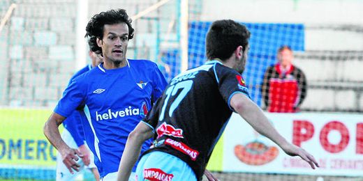 El mediocentro azulino, Nando, en la imagen durante un lance ante el Lucena, continuará un año más. El mediocentro azulino, Nando, en la imagen durante un lance ante el Lucena, continuará un año más.