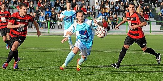 Jugadores de la Lebrijana disputan un balón contra el Gerena. Jugadores de la Lebrijana disputan un balón contra el Gerena.