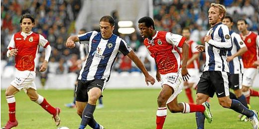 Racing y Hércules disputando un partido. Racing y Hércules disputando un partido.