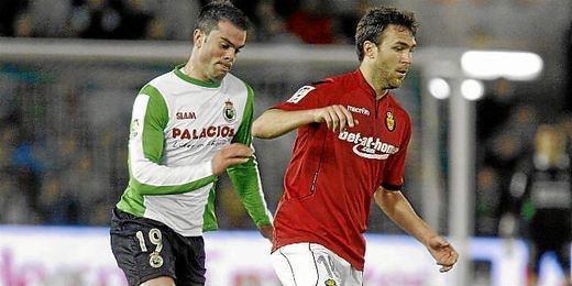 Pablo Cáceres se intenta zafar de Torrejón durante su etapa en el Mallorca Pablo Cáceres se intenta zafar de Torrejón durante su etapa en el Mallorca