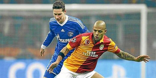 Felipe Melo protege el balón ante la presión de Draxler en un partido de Champions. Felipe Melo protege el balón ante la presión de Draxler en un partido de Champions.