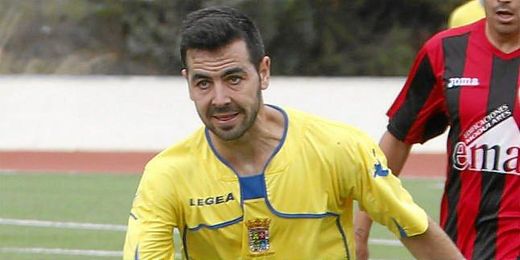 El mediocentro Vega estuvo a punto de firmar por la Lebrijana, pero rechazó la oferta. El mediocentro Vega estuvo a punto de firmar por la Lebrijana, pero rechazó la oferta.