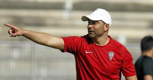 Juan Eduardo Esnáider dirige un entrenamiento del Córdoba. Juan Eduardo Esnáider dirige un entrenamiento del Córdoba.