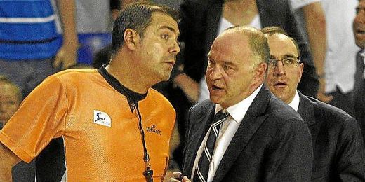 Pablo Laso discute con un árbitro en la pasada final de ACB Pablo Laso discute con un árbitro en la pasada final de ACB