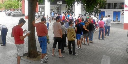 Aficionados esperando su turno para sacar su abono de temporada en el Pizjuán. Aficionados esperando su turno para sacar su abono de temporada en el Pizjuán.