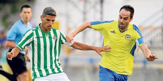 El ribereño Jorge Bayón presiona al bético Salva Sevilla en el 2-2 de la semana pasada entre Coria y Betis en el Guadalquivir. El ribereño Jorge Bayón presiona al bético Salva Sevilla en el 2-2 de la semana pasada entre Coria y Betis en el Guadalquivir.