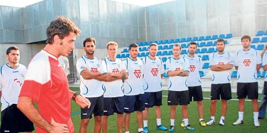 Jesús Galván, nuevo entrenador del Alcalá, se dirige a su plantilla durante un entrenamiento de pretemporada. Jesús Galván, nuevo entrenador del Alcalá, se dirige a su plantilla durante un entrenamiento de pretemporada.