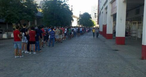 Largas colas en las taquillas del Sánchez Pizjuán. Largas colas en las taquillas del Sánchez Pizjuán.