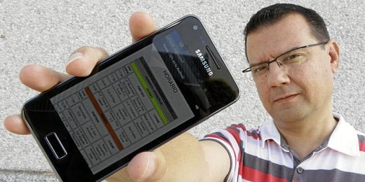 David Jesús Fernández muestra la aplicación desarrollada por él, ´¿Dónde jugamos?´, que facilita el seguimiento de nuestro fútbol base. David Jesús Fernández muestra la aplicación desarrollada por él, ´¿Dónde jugamos?´, que facilita el seguimiento de nuestro fútbol base.