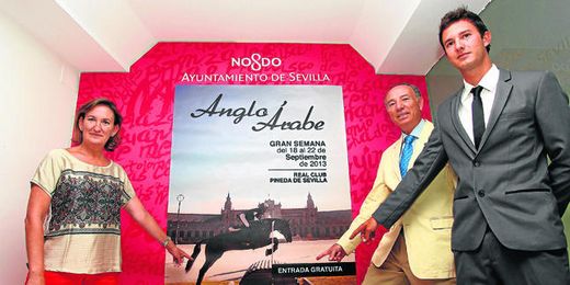 La delegada de Deportes, María del Mar Sánchez Estrella, presenta el cartel de la Gran Semana Anglo-Árabe, junto a Antonio Campos Peña, presidente de la AECCAá, y el jinete Esteban Benítez. La delegada de Deportes, María del Mar Sánchez Estrella, presenta el cartel de la Gran Semana Anglo-Árabe, junto a Antonio Campos Peña, presidente de la AECCAá, y el jinete Esteban Benítez.