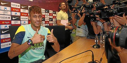 Neymar tras la rueda de prensa. Neymar tras la rueda de prensa.