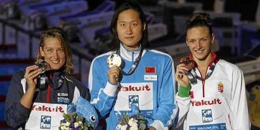 Imagen del podio final de los 200 mariposa, con Mireia Belmonta a la izquierda del cuadro. Imagen del podio final de los 200 mariposa, con Mireia Belmonta a la izquierda del cuadro.