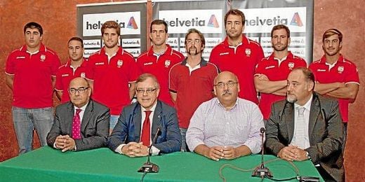 Representantes del club y de la empresa aseguradora Representantes del club y de la empresa aseguradora