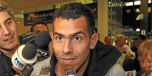 Tévez atendiendo a los medios de comunicación. Tévez atendiendo a los medios de comunicación.