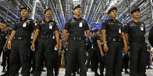 La policía de Bangkok en el aeorpuerto. La policía de Bangkok en el aeorpuerto.