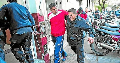 La Policía se lleva detenido a uno de los 37 ´barras bravas´ de Independiente. La Policía se lleva detenido a uno de los 37 ´barras bravas´ de Independiente.