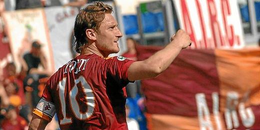 Francesco Totti celebrando un gol con el Roma. Francesco Totti celebrando un gol con el Roma.