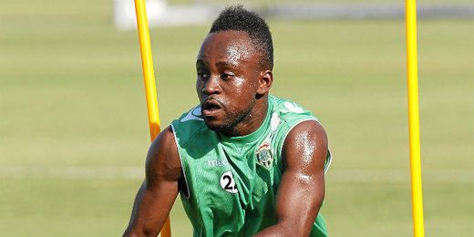 Cedrick Mabwati hace ejercicios en un entrenamiento. Cedrick Mabwati hace ejercicios en un entrenamiento.