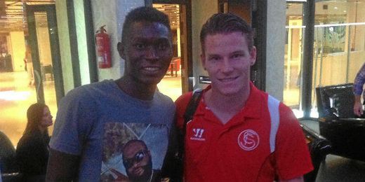 El mediapunta guineano Moussa Keita posa junto a Kevin Gameiro. El mediapunta guineano Moussa Keita posa junto a Kevin Gameiro.