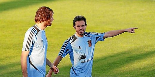 Michu junto a su paisano Juan Mata durante los entrenamientos. Michu junto a su paisano Juan Mata durante los entrenamientos.