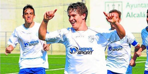 Juanma celebra su golazo con el Alcalá. Juanma celebra su golazo con el Alcalá.
