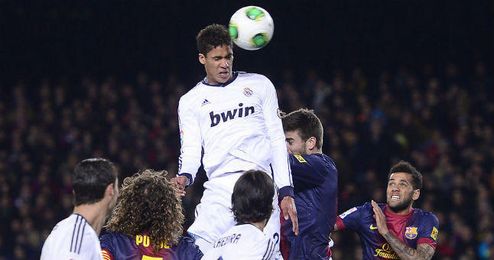 Varane vuela por encima de todos en el Camp Nou. Varane vuela por encima de todos en el Camp Nou.