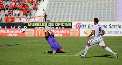 El jugador jiennense Jona resuelve un mano a mano con el portero. El jugador jiennense Jona resuelve un mano a mano con el portero.