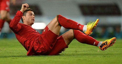 Cristiano Ronaldo tendido sobre el césped durante un partido con su selección. Cristiano Ronaldo tendido sobre el césped durante un partido con su selección.