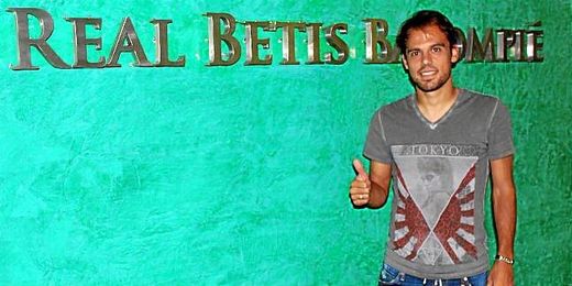 Javier Matilla, feliz tras ampliar su vinculación con el Betis por tres años más. Javier Matilla, feliz tras ampliar su vinculación con el Betis por tres años más.