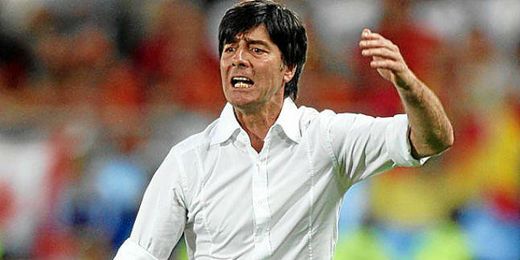 Joachim Löw protesta una acción desde el banquillo alemán. Joachim Löw protesta una acción desde el banquillo alemán.
