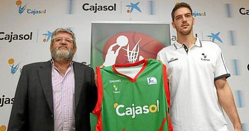 Mata junto al director general del Club Baloncesto Sevilla, Leo Chaves, en su fichaje por el Cajasol. Mata junto al director general del Club Baloncesto Sevilla, Leo Chaves, en su fichaje por el Cajasol.