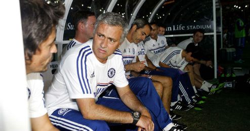 El portugués José Mourinho en el banquillo del Chelsea. El portugués José Mourinho en el banquillo del Chelsea.