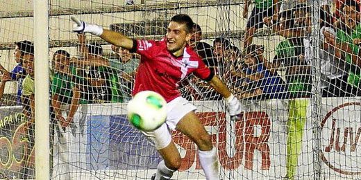 El guardamenta, Sergio Sanz, fue el héroe en la eliminatoria de Copa ante La Hoya. El guardamenta, Sergio Sanz, fue el héroe en la eliminatoria de Copa ante La Hoya.