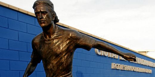 Estatua de Dani Jarque en la ciudad deportiva espanyolista. Estatua de Dani Jarque en la ciudad deportiva espanyolista.