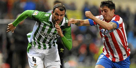 Amaya y Cebolla Rodríguez pugnan por un balon en el último Atlético-Betis. Amaya y Cebolla Rodríguez pugnan por un balon en el último Atlético-Betis.