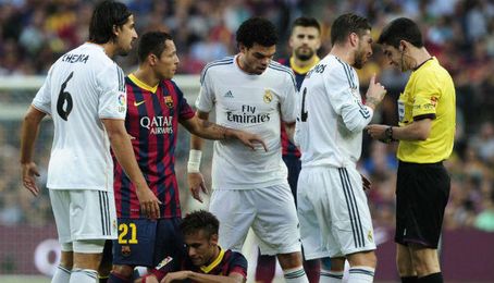 Sergio Ramos protesta tras ser amonestado el pasado sábado. Sergio Ramos protesta tras ser amonestado el pasado sábado.