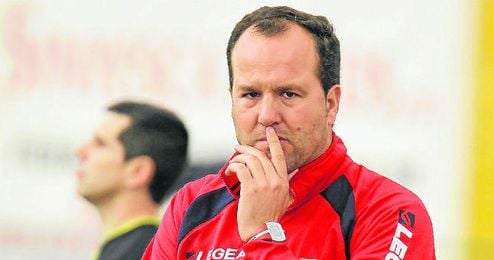 Antonio Jesús Falcón, entrenador del equipo lebrijano, continúa trabajando en la mejora del equipo. Antonio Jesús Falcón, entrenador del equipo lebrijano, continúa trabajando en la mejora del equipo.