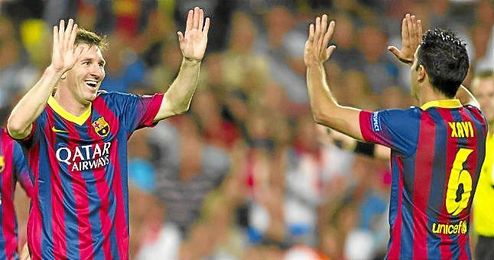 Messi y Xavi celebran un gol del argentino durante un partido. Messi y Xavi celebran un gol del argentino durante un partido.