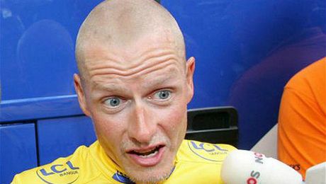 Rasmussen tras una etapa del Tour de Francia. Rasmussen tras una etapa del Tour de Francia.